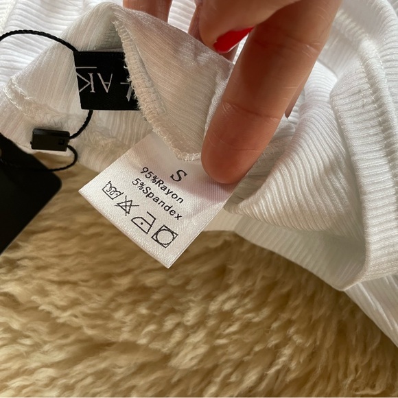 *NWT white cropped top - Picture 4 of 7